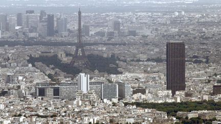 Une vue de Paris depuis un avion militaire, le 14 juillet 2012. (GUILLAUME BAPTISTE / AFP)