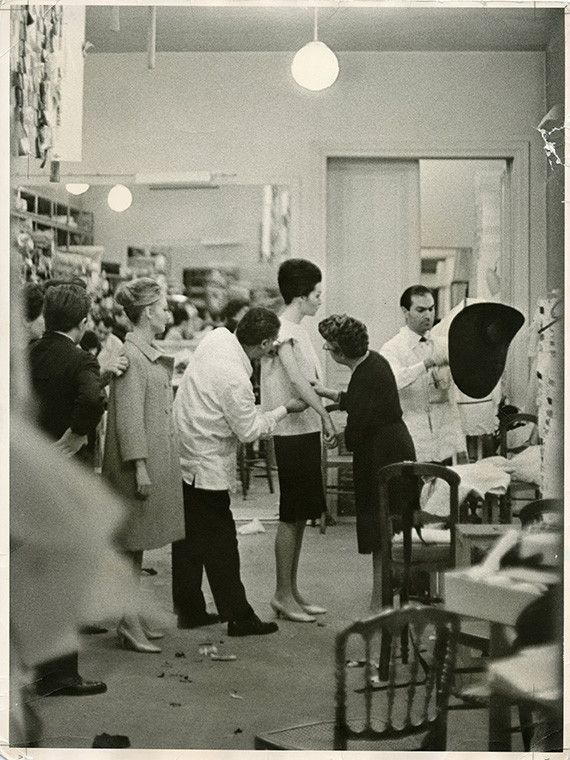 Dans l'atelier du couturier Balenciaga&nbsp; (BALENCIAGA)