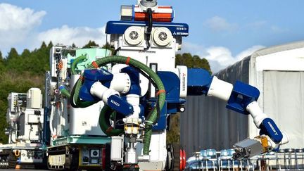 L'Institut international de recherche pour le déclassement nucléaire a dévoilé le 16 décembre 2015 un nouveau robot qui servira à la décontamination de la centrale de Fukushima. (AFP/ Shuhei Yokoyama / Yomiuri / The Yomiuri Shimbun)