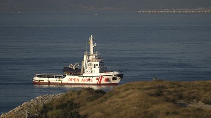 Le navire de l'ONG&nbsp;Proactiva "Open Arms" a accosté à Algésiras (Andalousie, Espagne), le 9 août 2018. (JORGE GUERRERO / AFP)