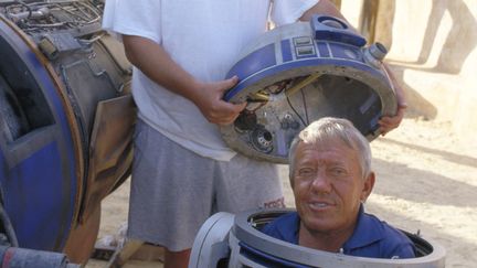 Kenny Baker, à l'intérieur du costume de R2-D2, en 1999 sur le tournage de "La Menace Fantôme". (LUCASFILM / AFP)