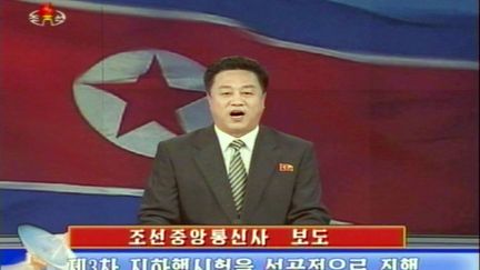 Capture d'&eacute;cran de la t&eacute;l&eacute;vision nord-cor&eacute;enne, le 12 f&eacute;vrier 2013. Le pr&eacute;sentateur lit un compte-rendu du test nucl&eacute;aire op&eacute;r&eacute; par les autorit&eacute;s. (NORTH KOREAN TV / AFP )