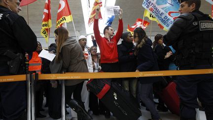 Des agents de s&ucirc;ret&eacute; gr&eacute;vistes le 22 d&eacute;cembre 2011 &agrave; l'a&eacute;roport de Roissy-Charles-de-Gaulle (Seine-Saint-Denis). (PH LAVIEILLE / LE PARISIEN / MAXPPP)