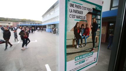 Une campagne contre le cyberharcèlement dans un collège de l'Oise, le 7 novembre 2019. Photo d'illustration. (JULIEN BARBARE / MAXPPP)