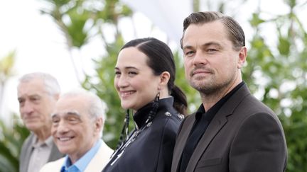 Le Festival de Cannes déroule ses tapis rouges pour les stars de cinéma. Comme hier, samedi 20 mai, avec de gauche à droite, Robert de Niro, Martin Scorsese, Lily Gladstone, et Leonardo DiCaprio pour la séance photos du film en compétition : "Killers of the Flower Moon". (SEBASTIEN NOGIER / EPA / MAXPPP)