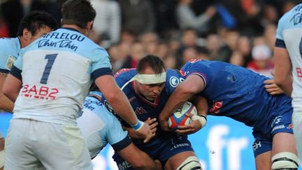 Hendrik Roodt charge la défense bayonnaise