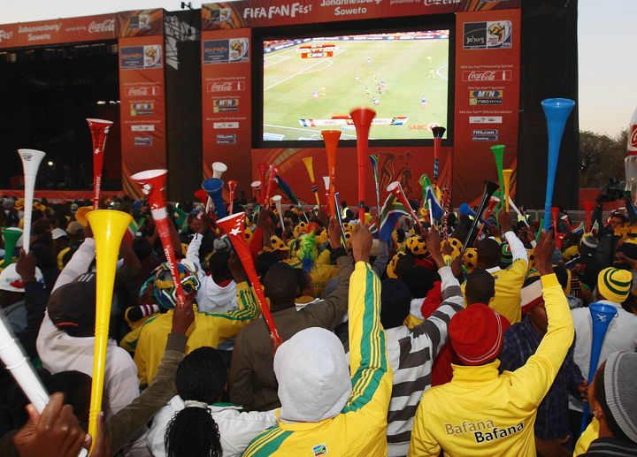 Un "fan fest", rassemblement de supporters autour d'un &eacute;cran g&eacute;ant lors de la Coupe du monde, le 22 juin 2010 &agrave; Johannesburg (Afrique du Sud), &agrave; l'occasion du match France-Afrique&nbsp;du Sud. (EDUARDO MARTINS / AGÊNCIA A TARDE)