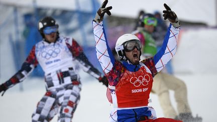 Le champion olympique de skicross fran&ccedil;ais&nbsp;Pierre Vaultier lors de sa victoire, le 18 f&eacute;vrier 2014 &agrave; Sotchi (Russie). (LIONEL BONAVENTURE / AFP)