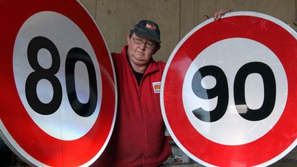 &nbsp; (La baisse de 90 km/h à 80 km/h de la vitesse maximale autorisée sera expérimentée sur un total de 81 kilomètres sur trois tronçons routiers couvrant quatre départements © Maxppp)