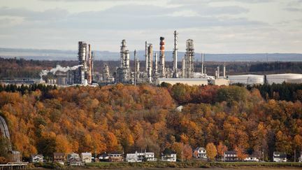 Une raffinerie de pétrole sur une rive du fleuve Saint-Laurent, dans la province de Québec (Canada), le 19 mars 2019. (PHILIPPE ROY / AURIMAGES / AFP)