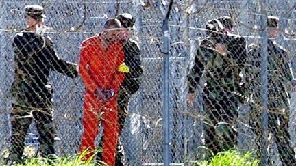 Un détenu de Guantanamo dans sa cellule à Guantanamo le 17 janvier 2002 (AFP - Jim WATSON )