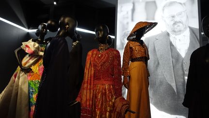 Au choix risqué du tout jeune Saint Laurent succède la réaction rationnelle de la nomination de Marc Bohan. Puis, c’est l’arrivée flamboyante de Gianfranco Ferré, puis ensuite celle à grand fracas du punk de la mode John Galliano.
 (Corinne Jeammet)