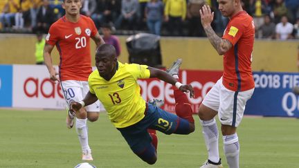 Enner Valencia chute face au Chili (JUAN CEVALLOS / AFP)