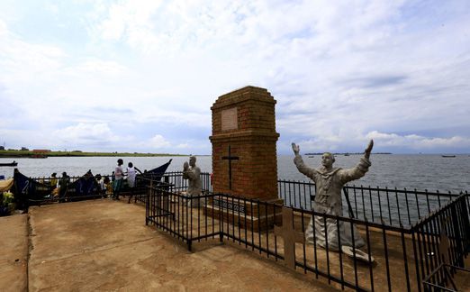 Statue des missionnaires catholiques français, le père Lourdel et  le père Amans qui ont construit la première mission catholique de Kigungu près de l'aéroport international d'Entebbe en Ouganda. (Photo Reuters/James Akena)