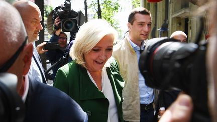 Marine Le Pen arrive au siège du Front national au lendemain de sa défaite à l'élection présidentielle, le 25 avril 2022. (CHRISTOPHE ARCHAMBAULT / AFP)