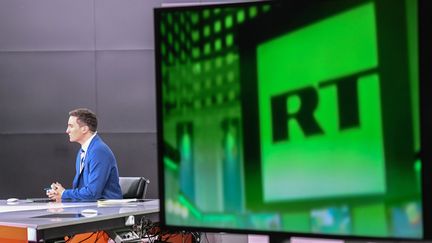 Un présentateur de la télévision russe RT sur un plateau de la chaîne à Moscou, le 14 novembre 2017. (ILIYA PITALEV / SPUTNIK / AFP)