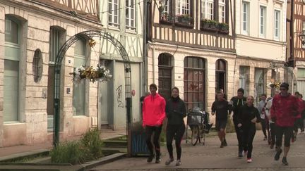 Cela fait peut-être partie de vos bonnes résolutions de la nouvelle année : faire du sport. Il y a encore plus ambitieux, faire du sport en se cultivant. Exemple dans le centre-ville de Rouen (Seine-Maritime). (FRANCE 3)