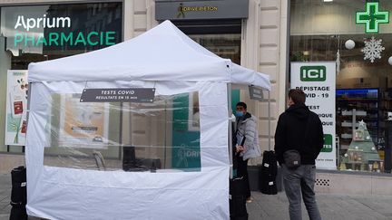 Plusieurs pharmacies de Lille proposent des tests Covid antigéniques rapides, dont celle-ci rue Faidherbe. (CÉCILE BIDAULT / RADIOFRANCE)