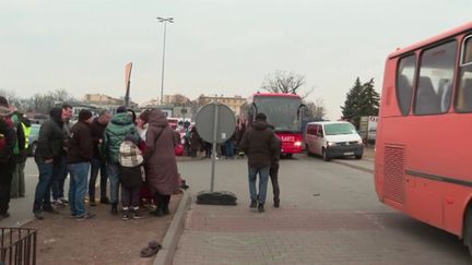 C’est le chiffre communiqué dimanche 6 mars par les Nations unies&nbsp;: en dix jours, plus de 1,5 million de réfugiés ont fui l’Ukraine. Un exode qui se poursuit. On rejoint à la frontière en Pologne notre envoyé spécial Laurent Desbonnets.&nbsp; (FRANCEINFO)