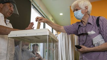 Une personne vote pour le second tour des élections municipales à Marseille, le 28 juin 2020. (SPEICH FRÉDÉRIC / MAXPPP)