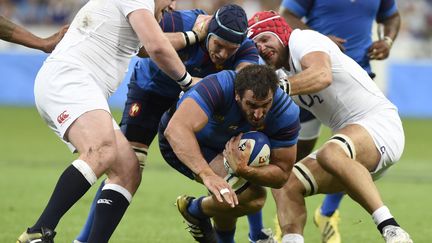 Le Fran&ccedil;ais Yoann Maestri &agrave; la bataille, le 22 ao&ucirc;t 2015 au Stade de France (Seine-Saint-Denis) face &agrave; l'Angleterre. (MIGUEL MEDINA / AFP)