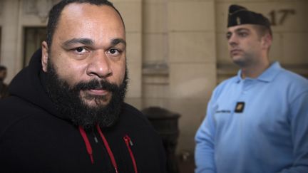 Dieudonn&eacute; au palais de justice de Paris, le 13 d&eacute;cembre 2013. (JOEL SAGET / AFP)