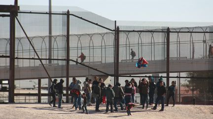 Des migrants du Guatemala et du Salvador, à la frontière entre le Mexique et les Etats-Unis, le 14 décembre 2018. (DAVID PEINADO / NURPHOTO / AFP)