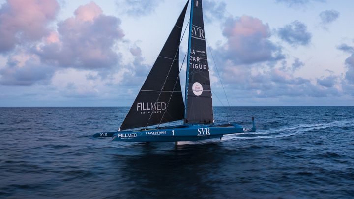 Le trimaran bleu SVR Lazartigue, imaginé et conçu par le navigateur François Gabart. (Guillaume Gatefait)