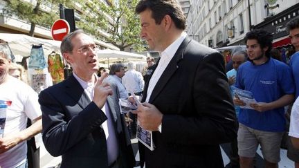 Claude Guéant et Thierry Solère se croisent à Boulogne-Billancourt, le 27 mai 2012. (AFP - Thomas Samson)