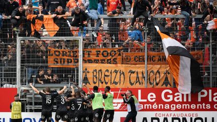 Le bonheur partagé par les joueurs de Lorient avec leur public lors du derby contre Brest, le 9 octobre 2022. (LOIC VENANCE / AFP)