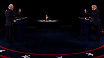 Le candidat démocrate Joe Biden et le président et candidat républicain Donald Trump, lors d'un débat pendant la campagne pour l'élection présidentielle américaine, le 22 octobre 2020. (JIM BOURG / GETTY IMAGES NORTH AMERICA)