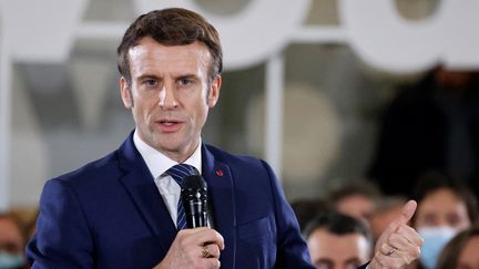 Emmanuel Macron lors d'un déplacement de campagne à Poissy (Yvelines), le 7 mars 2022.&nbsp; (LUDOVIC MARIN / AFP)