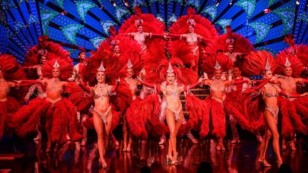 La troupe du Moulin Rouge à Paris sur scène, le 8 septembre 2021. (AFP)