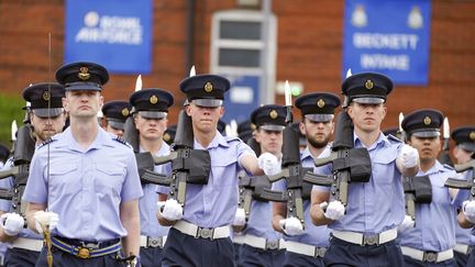 Les troupes de la Royal Air Force lors des répétitions&nbsp;pour le jubilé de platine d'Elisabeth II, à Halton (Buckinghamshire), 1er juin 2022. (STEVE PARSONS / MAXPPP)