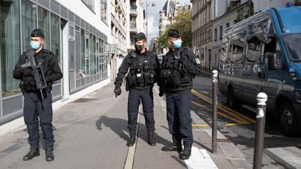 Des membres des forces de l'ordre dans le 11e arrondissement à proximité des anciens locaux de "Charlie Hebdo", où deux personnes ont été attaquées, le 25 septembre 2020. (LAURENCE KOURCIA / HANS LUCAS / AFP)