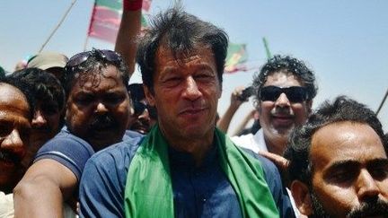 Imran Khan entouré par ses partisans peu avant son accident  (AFP/Rizlam Tabassum)