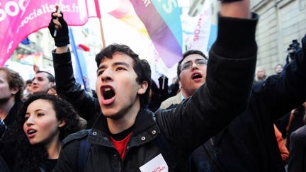 Devant le Parti socialiste, les militants de Fran&ccedil;ois Hollande f&ecirc;te son avance au premier tour de la pr&eacute;sidentielle, le dimanche 22 avril 2012. (MEHDI FEDOUACH / AFP)