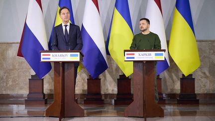 Le président ukrainien, Volodymyr Zelensky, et le Premier ministre néerlandais, Mark Rutte, lors d'une conférence de presse à Kharkiv (Ukraine), le 1er mars 2024. (HANDOUT / UKRAINIAN PRESIDENTIAL PRESS SERVICE / AFP)