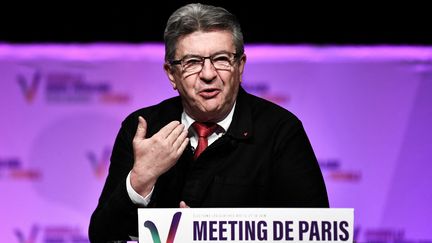 Jean-Luc Melenchon prononce un discours lors&nbsp;d'un meeting de la Nupes à l'Olympe-de-Gouge à Paris, le 1er juin 2022. (STEPHANE DE SAKUTIN / AFP)