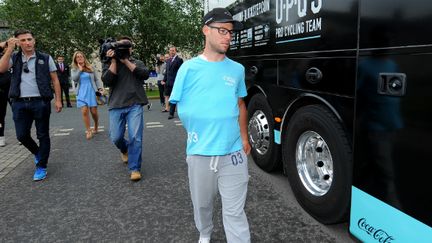 Mark Cavendish devant le bus d'Omega Pharma-Quick Step le soir de la 1ere étape du Tour 2014, après sa chute