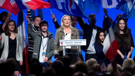 La pr&eacute;sidente du Front national, Marine Le Pen, lors de la convention de son parti pour les &eacute;lections d&eacute;partementales, le 28 f&eacute;vrier 2015 &agrave; Paris. (CHAMUSSY / SIPA)