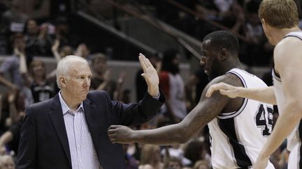 Le coach des Spurs Gregg Popovich félicite ses joueurs