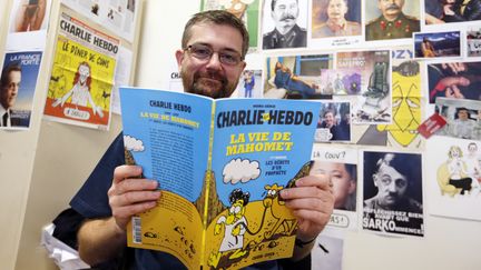 Charb, directeur de la publication de "Charlie Hebdo", pose avec le hors-s&eacute;rie de l'hebdomadaire consacr&eacute; &agrave; "la vie de Mahomet". (FRANCOIS GUILLOT / AFP)