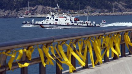 Des rubans jaunes pour c&eacute;l&eacute;brer la m&eacute;moire des disparus du "Sewol", le 24 avril sur l'&icirc;le de Jindo (Cor&eacute;e du Sud). (KIM KYUNG HOON / REUTERS)