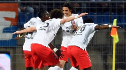 Les joueurs du PSG f&ecirc;tent leur but contre Montpellier, le 16 mai 2015. (PASCAL GUYOT / AFP)