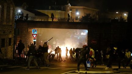 La manifestation des "gilets jaunes" a dégénéré au Pouzin, en Ardèche, le 1er décembre 2018. (STÉPHANE MARC / MAXPPP)