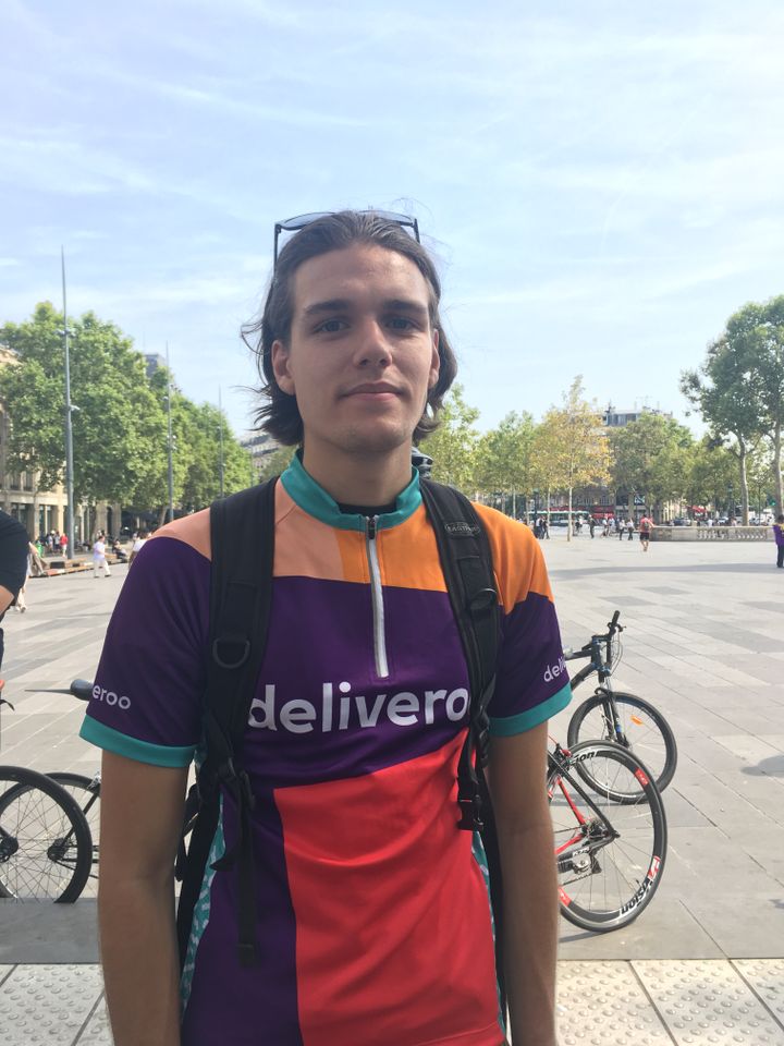 Emile est livreur Deliveroo, il exprime son mécontentement, le 28 août 2017 à Paris, contre la plateforme lors d'une manifestation. (CAMILLE ADAOUST / FRANCEINFO)