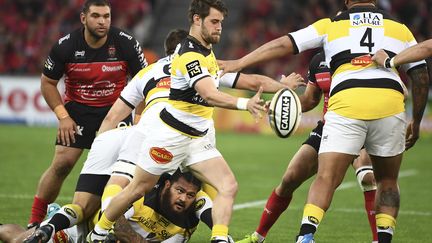 Le jeune Arthur Retière (La Rochelle) s'apprête à dégager le ballon au pied. (BORIS HORVAT / AFP)