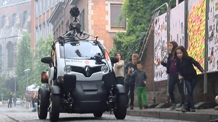 Une étrange voiture filme la "rue de la peine perdue" de Mons
 (France 3 / culturebox)