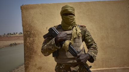 Photo d'illustration d'un soldat malien à Kona (Mali), le 20 mars 2021. (MICHELE CATTANI / AFP)